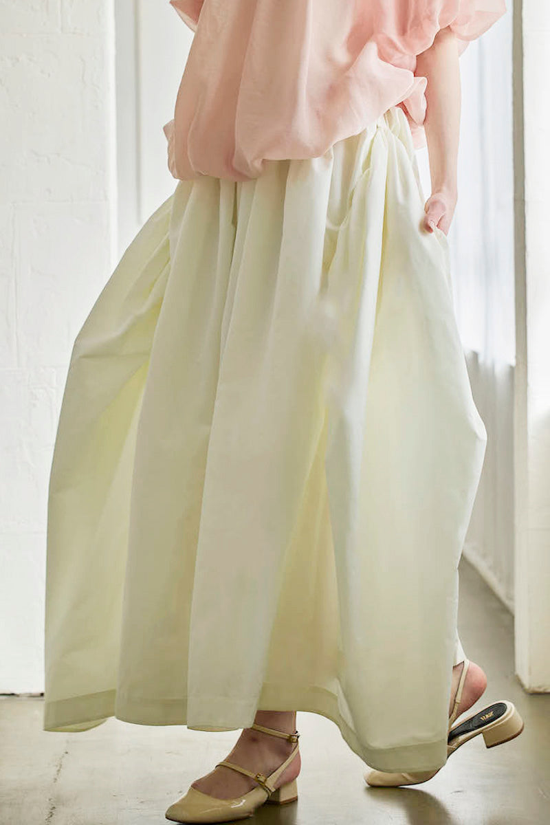 Dramatic skirt / white