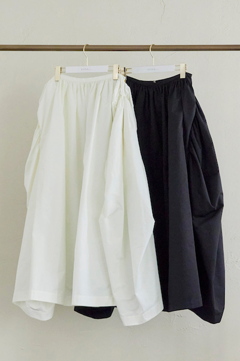 Dramatic skirt / white