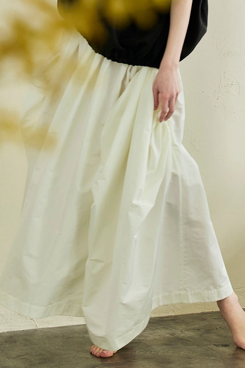 Dramatic skirt / white