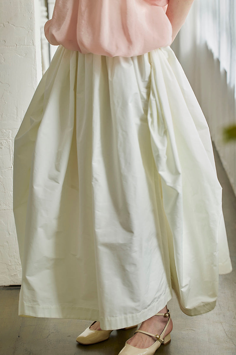 Dramatic skirt / white