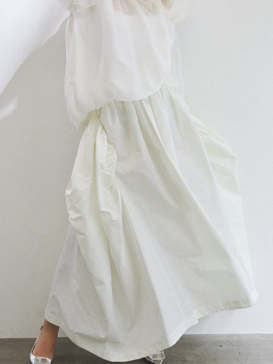 Dramatic skirt / white