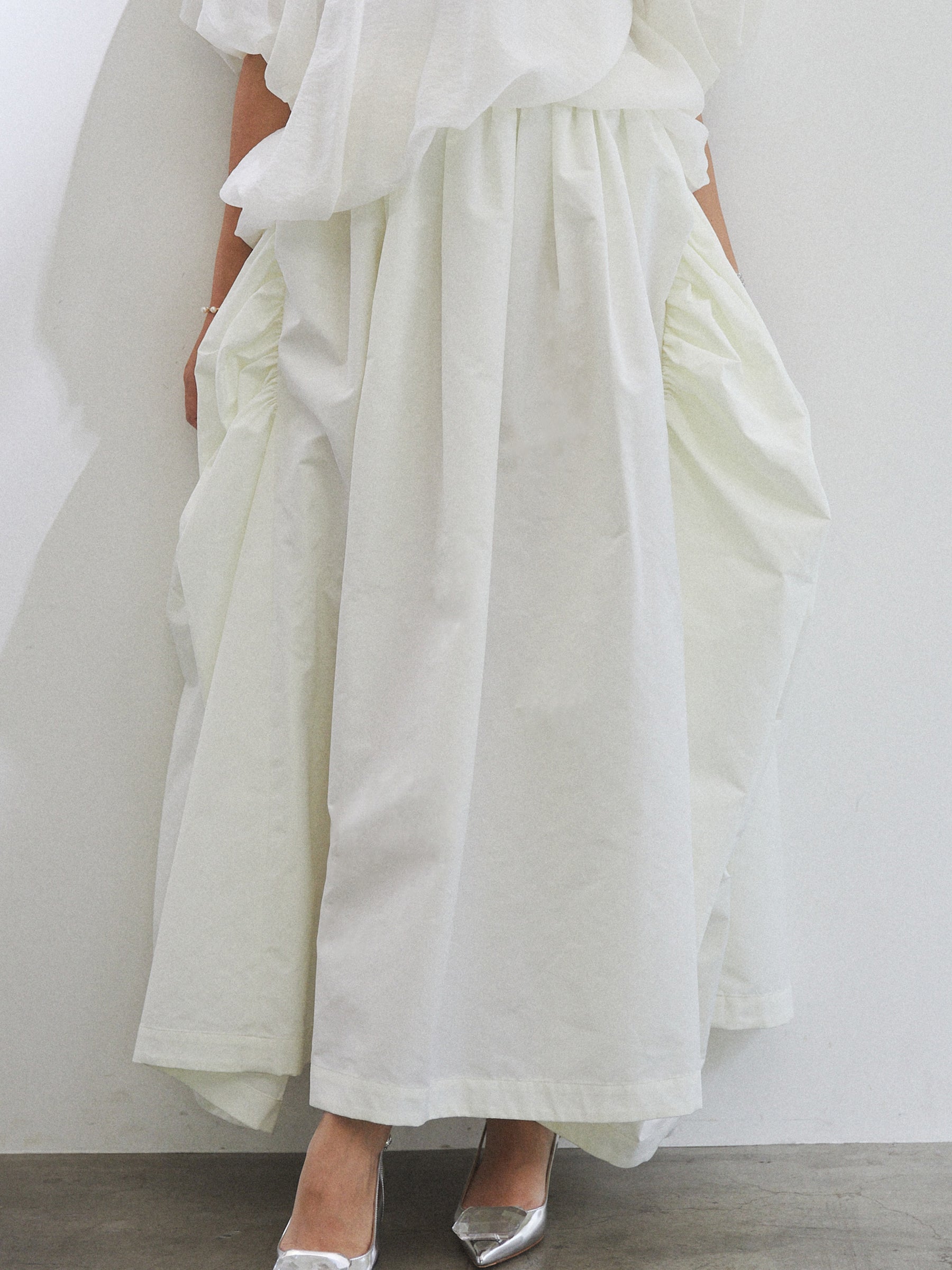 Dramatic skirt / white