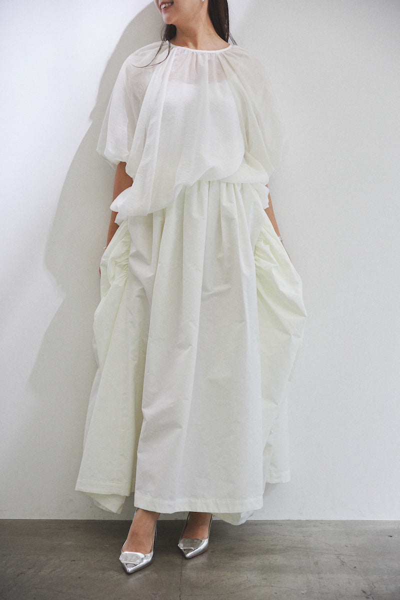 Dramatic skirt / white
