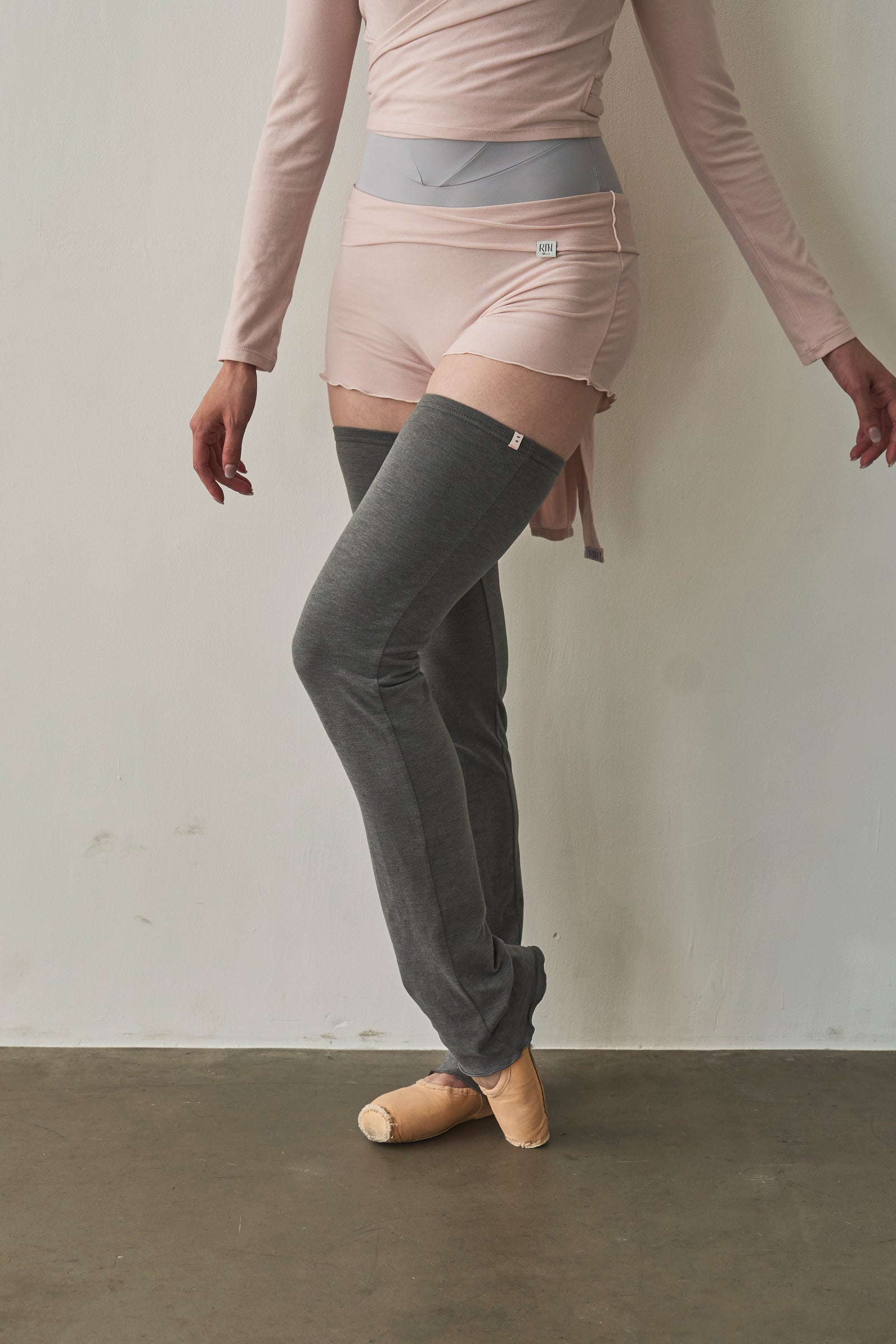 leg warmers / gray