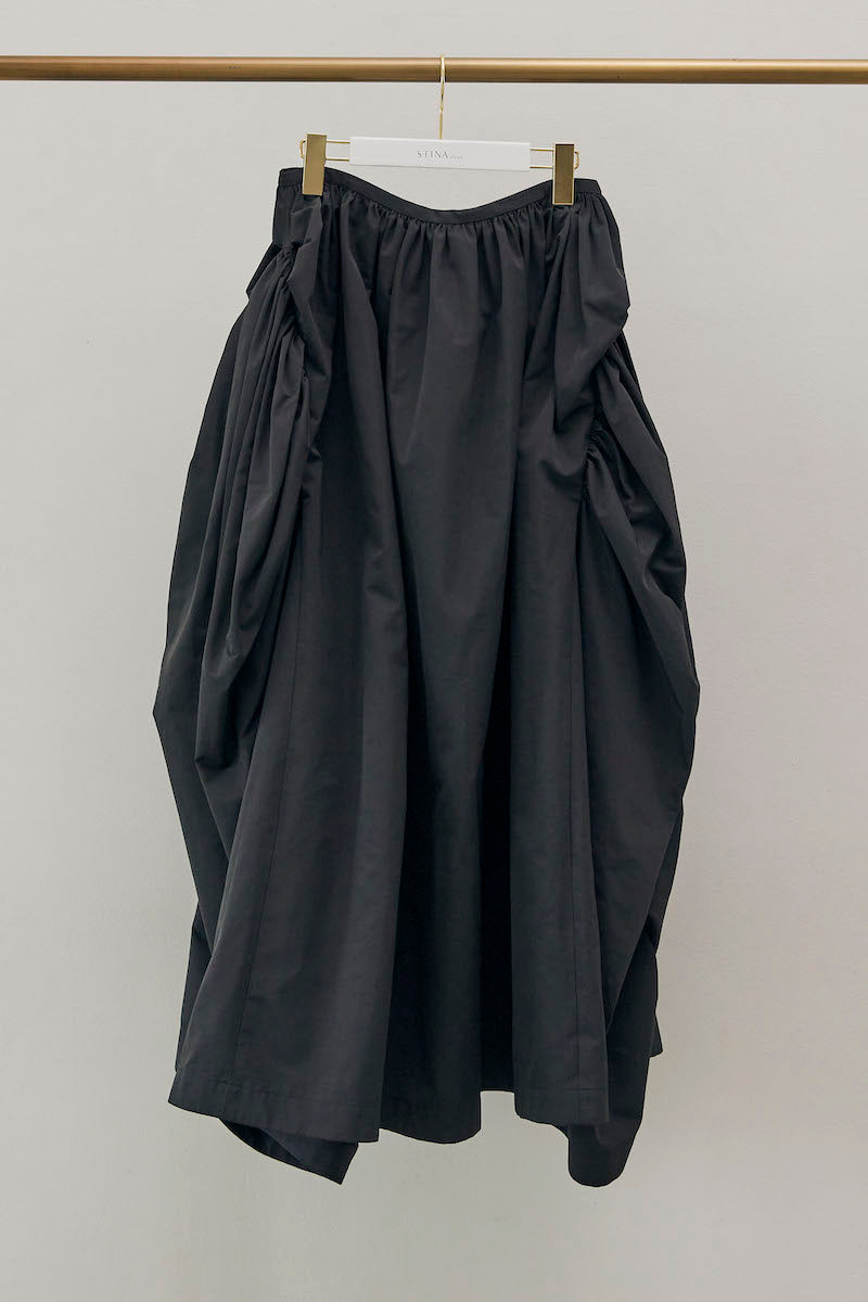Dramatic skirt / black