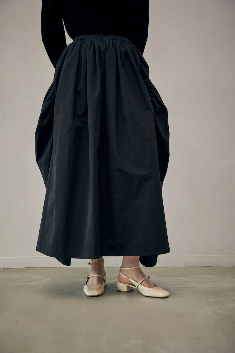 Dramatic skirt / black